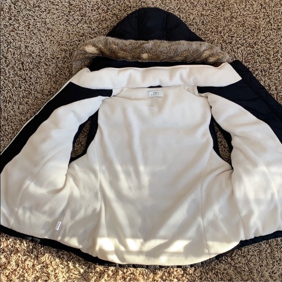 LOFT Black Puffer Vest with Faux Fur Trim - Picture 5 of 7